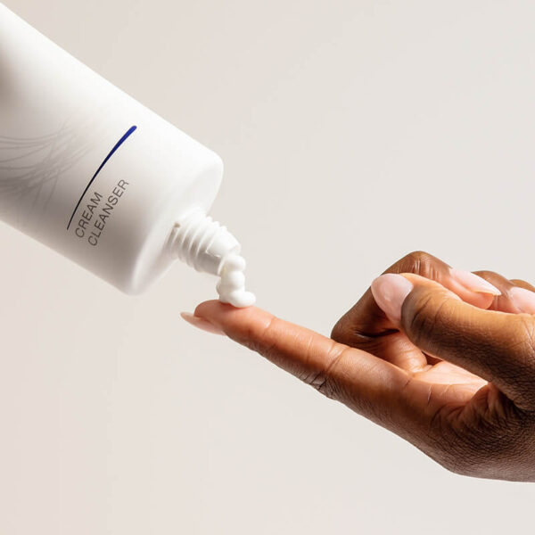 iS Clinical Cream Cleanser - Image 3